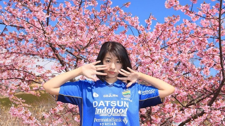 Terkejut Lihat Aksi Suporter, Model Cantik Asal Jepang Langsung Jatuh Hati Dengan Klub Indonesia