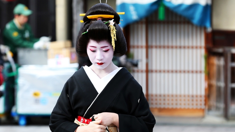 00-holding-kyoto-japan-geisha-geiko-maiko 00-holding-kyoto-japan-geisha-geiko-maiko