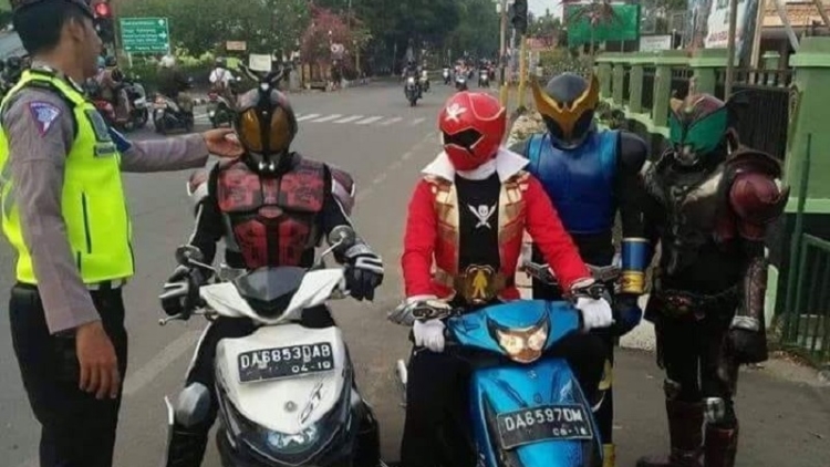 Naik Motor Di Jalan Umum, Empat Super Hero Jepang Diberhentikan Polisi Naik Motor Di Jalan Umum, Empat Super Hero Jepang Diberhentikan Polisi