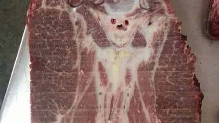 Netizen Jepang Terkejut, Sosok Menyerupai Iblis Muncul Di Potongan Wagyu