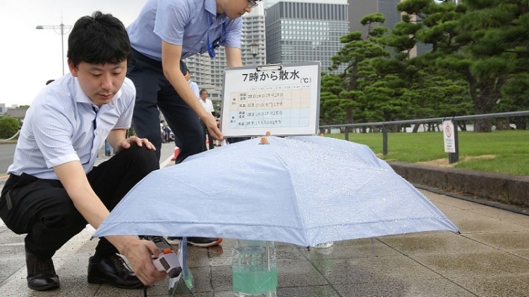 Pejabat Jepang Menyemprot Air Di Trotoar Sebagai Uji Coba Mengurangi Panas Saat Olimpiade 2020