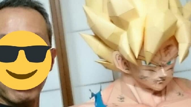 Seorang Fans Membuat Karakter Son Goku Seukuran Tubuh Dari Kertas