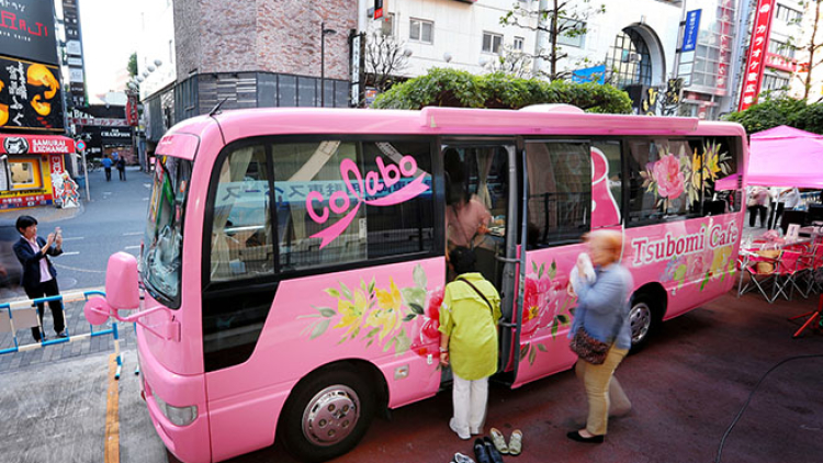 Cegah Siswi Sekolah Jadi Korban Industri Seks, Jepang Melaunching “Pink Bus” / The Asahi Shimbun