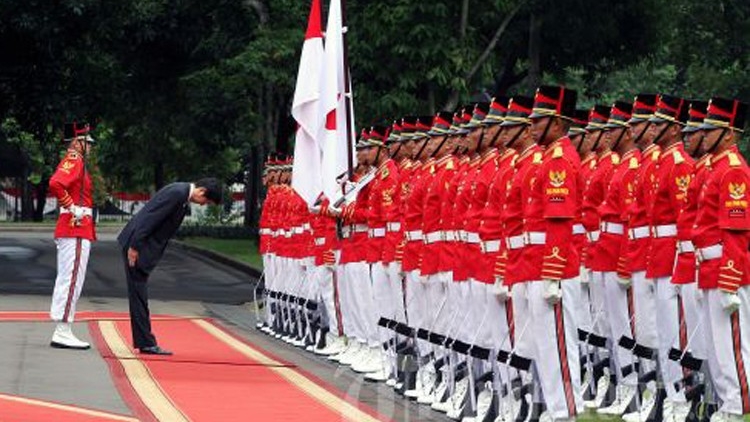 Japanese Prime Minister Shinzo Abe pays tribute to Indonesian and Japanese flags at the State Palace in Jakarta on Jan. 18, 2013 Japanese Prime Minister Shinzo Abe pays tribute to Indonesian and Japanese flags at the State Palace in Jakarta on Jan. 18, 2013