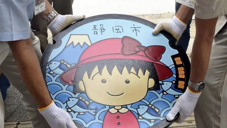 Penutup Lubang Trotoar Berbentuk “Chibi Maruko-chan” Jadi Icon Wisata Baru di Shimizu / the-japan-news Penutup Lubang Trotoar Berbentuk “Chibi Maruko-chan” Jadi Icon Wisata Baru di Shimizu / the-japan-news