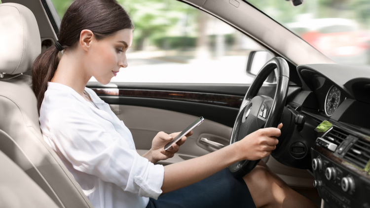 Texting & Driving? Big NO! (Foto: https://savvytokyo.com/)