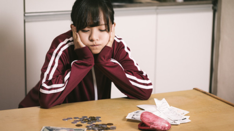 Gadis Jepang mengalami krisis finansial