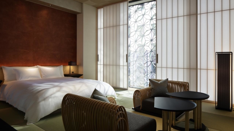Kamar yang luas di Hoshinoya Tokyo