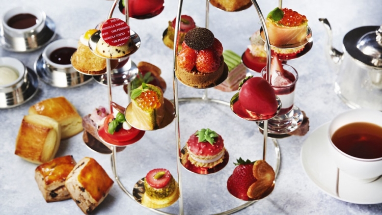 Lezatnya dessert strawberry di Peninsula Tokyo