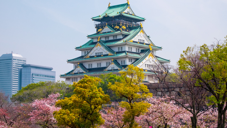 Osaka Castle saat musim semi (insideosaka.com)
