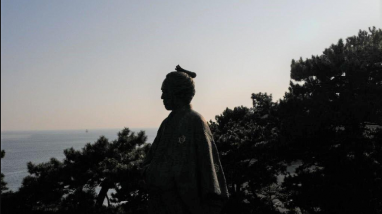 Patung Ryoma Sakamoto di Pantai Katsuharama Patung Ryoma Sakamoto di Pantai Katsuharama