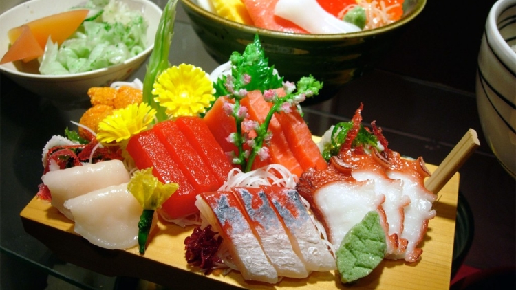 Replika sashimi yang sangat mirip dengan aslinya di Gujo Hachiman (blog.gaijinpot.com) Replika sashimi yang sangat mirip dengan aslinya di Gujo Hachiman (blog.gaijinpot.com)