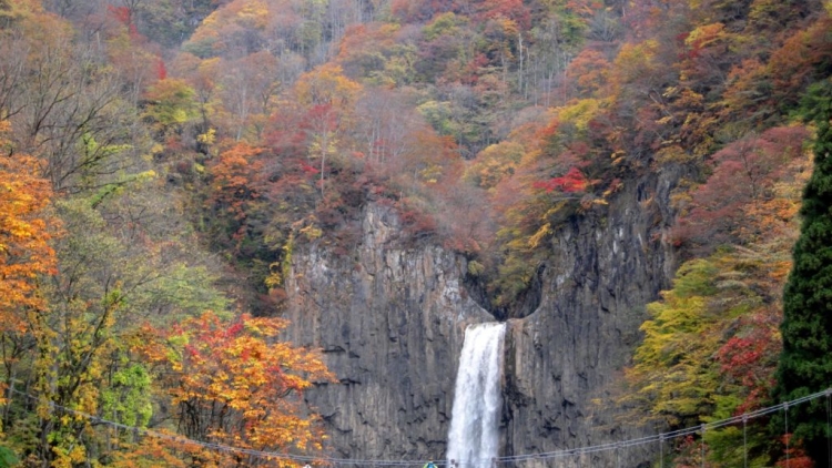 Air Terjun Naena saat musim gugur menjadi penuh warna (travel.gaijinpot.com)