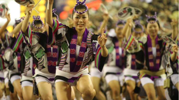 Penari perempuan menari di Awa Odori Dance Festival Penari perempuan menari di Awa Odori Dance Festival