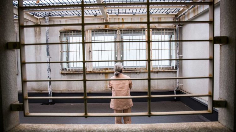 Seorang tahanan lansia dari balik jeruji besi