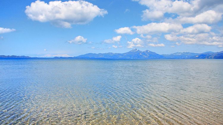 Lake Inawashiro pada musim panas Lake Inawashiro pada musim panas