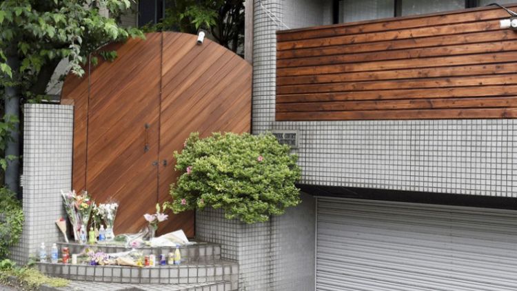 Bunga di depan rumah Hana Kimura