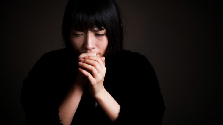 Menutup mulut saat batuk