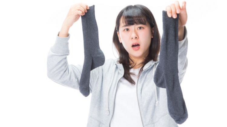 Mengenakan kaos kaki suami Jepang