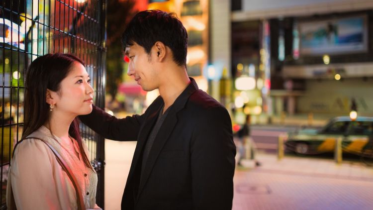 Ilustrasi host dan pelanggannya (pakutaso.com)  hiburan malam Jepang berita jepang terkini japanesestation.com