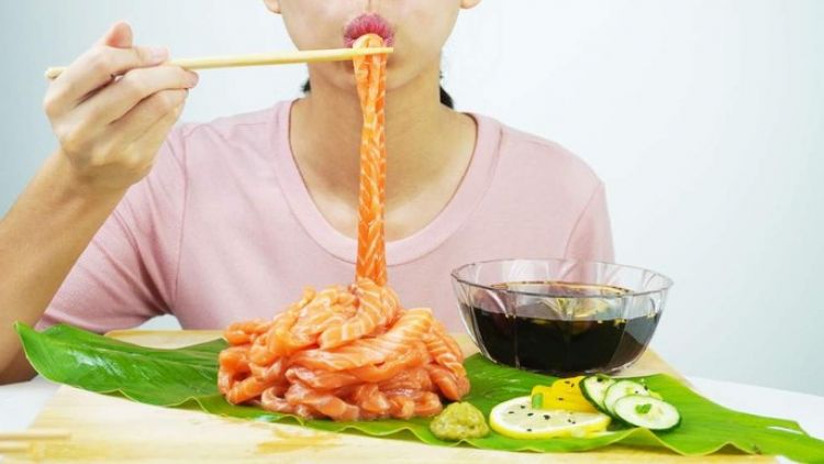 Sashimi Salmon Ramen makanan unik Jepang Sashimi Salmon Ramen
