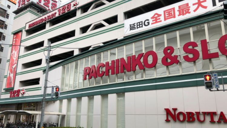 Sebuah gedung pachinko parlor pachinko covid-19 japanesestation.com
