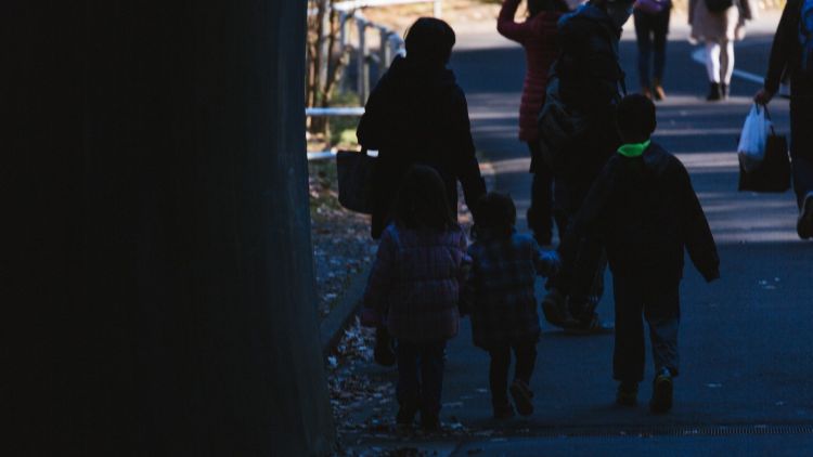 Ilustrasi keluarga dengan anak di Jepang orang Jepang tidak memiliki anak japanesestation.com