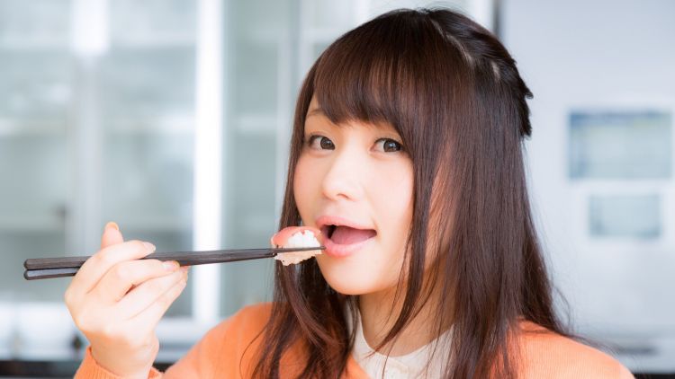 Ilustrasi memakan sushi cara makan sushi japanesestation.com