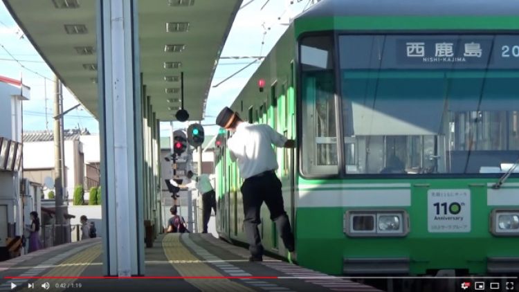 Dua staf kereta Jepang yang melakukan aksi manis Petugas kereta Jepang japanesestation.com