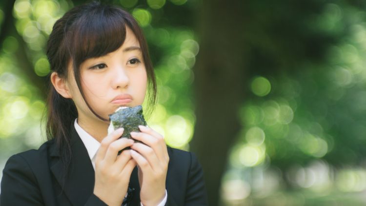 Ilustrasi memakan onigiri cara memakan onigiri japanesestation.com