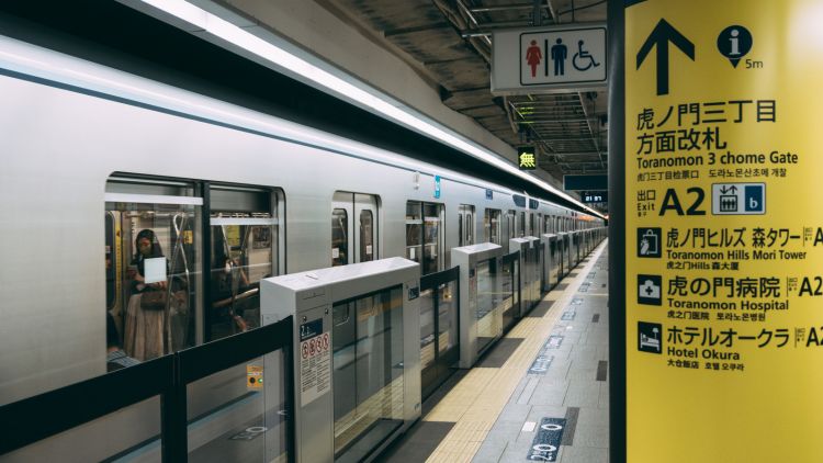 Ilustrasi kereta bawah tanah Jepang mitos kereta Jepang japanesestation.com