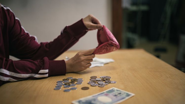 Ilustrasi calon mahasiswa Jepang yang kekurangan uang dana bantuan siswa Jepang japanesestation.com