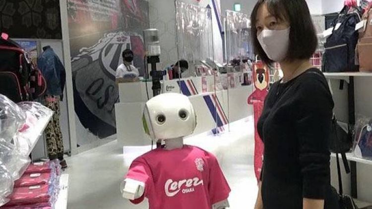 robot meminta pelanggan untuk memakai masker