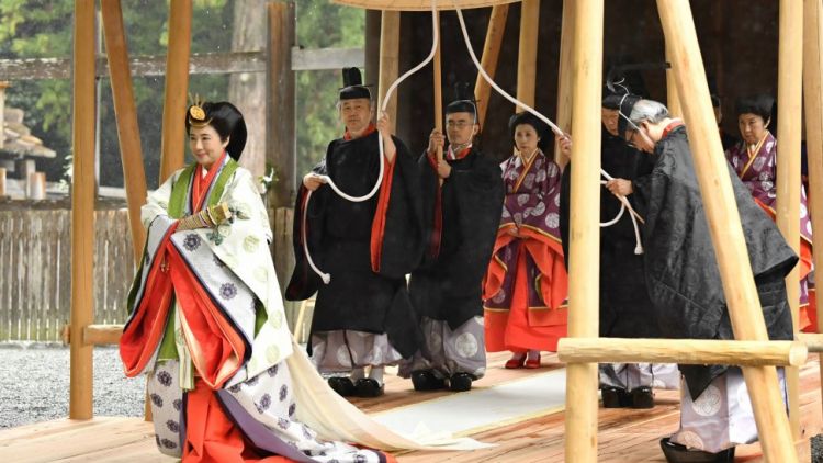 Permaisuri Masako  Junihitoe