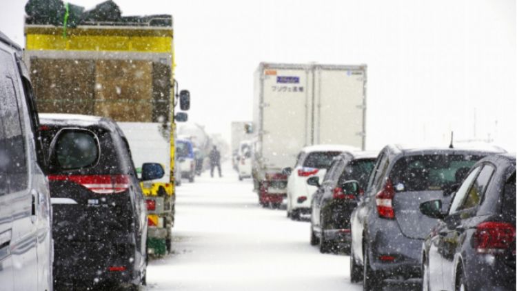 Mobil Terjebak Salju