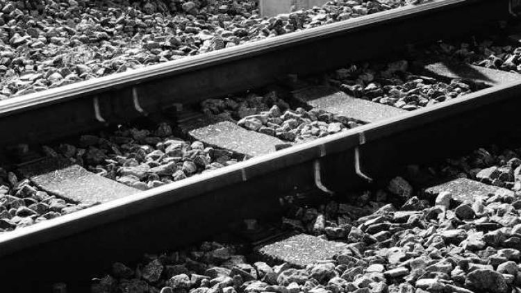 Ilustrasi rel kereta  bunuh diri Jepang hutang japanesestation.com