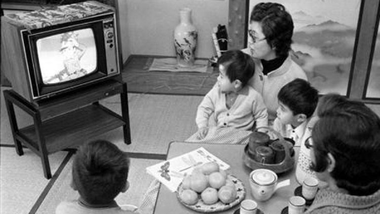 Menonton TV Televisi