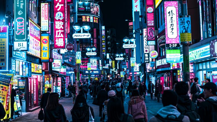 Shibuya pada malam hari tinggal di Jepang japanesestation.com