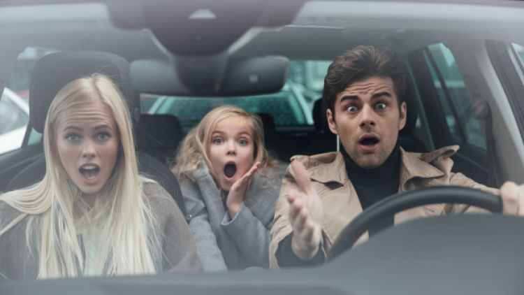 Terkejut di dalam mobil Terkejut di dalam mobil