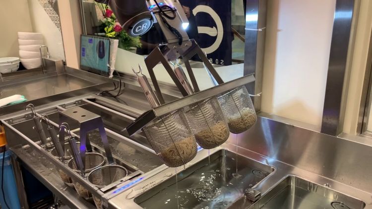 robot pembuat soba mie stasiun kereta jepang japanesestasion.com