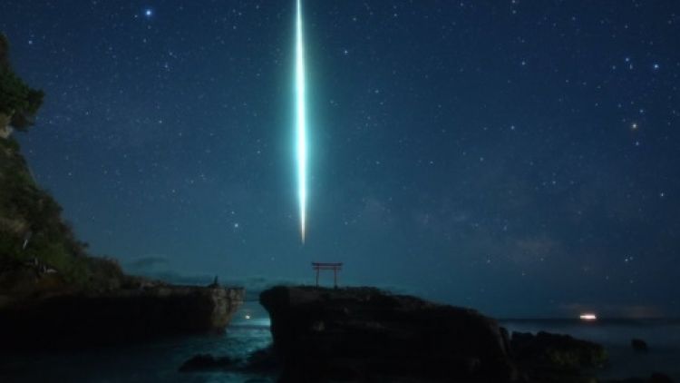 Foto meteor di langit malam pantai Izu Foto meteor di langit malam pantai Izu