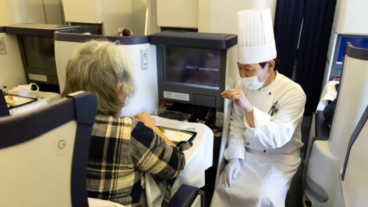 makan di pesawat ANA