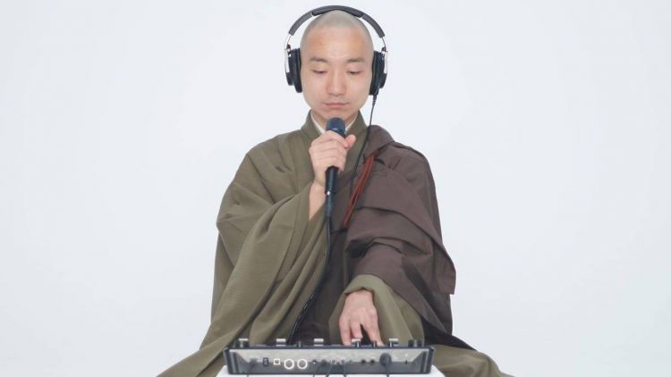 Yogetsu Akasaka Wow biksu buddha asal jepang ini jago beatboxing japanesestation.com