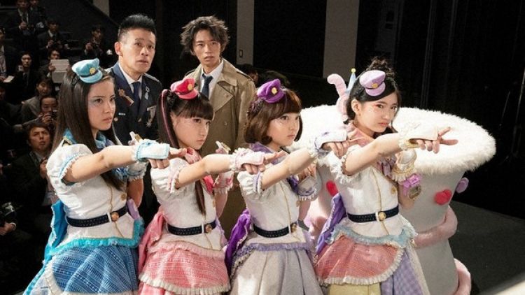 Adegan dari versi film drama TV "Police X Heroine Lovepatrina!" Adegan dari versi film drama TV "Police X Heroine Lovepatrina!"