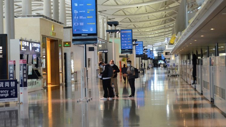 Lobi keberangkatan di Bandara Internasional Kansai di Prefektur Osaka Lobi keberangkatan di Bandara Internasional Kansai di Prefektur Osaka