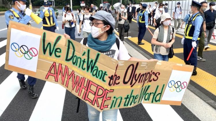 Masyarakat Tokyo melakukan protes agar Olimpiade dibatalkan 