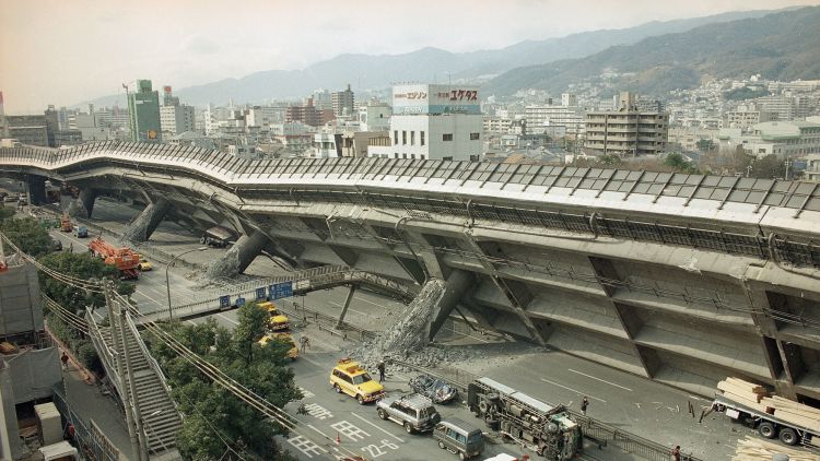 Jalan raya Kobe-Osaka runtuh di sisinya di bagian timur Kobe setelah Gempa Besar Hanshin pada 17 Jan