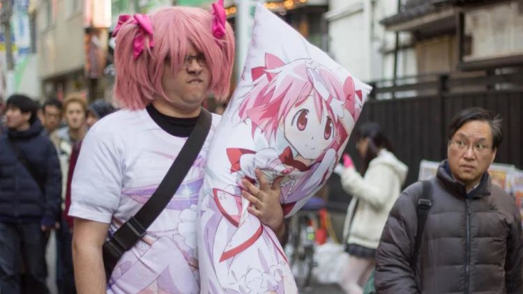 Otaku jepang dengan bantal anime