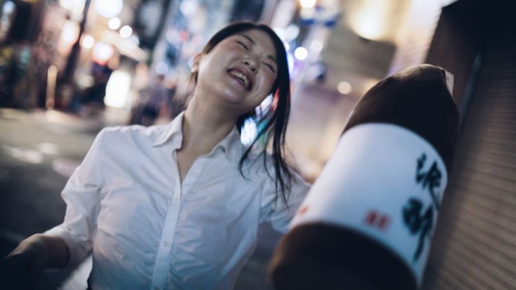 Ilustrasi orang Jepang mabuk, pakutaso.com/sushipaku