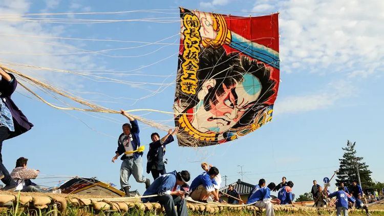 Perang layangan raksasa yang menjadi tradisi di Shirone, Niigata (Edge of Niigata). Perang layangan raksasa yang menjadi tradisi di Shirone, Niigata (Edge of Niigata).